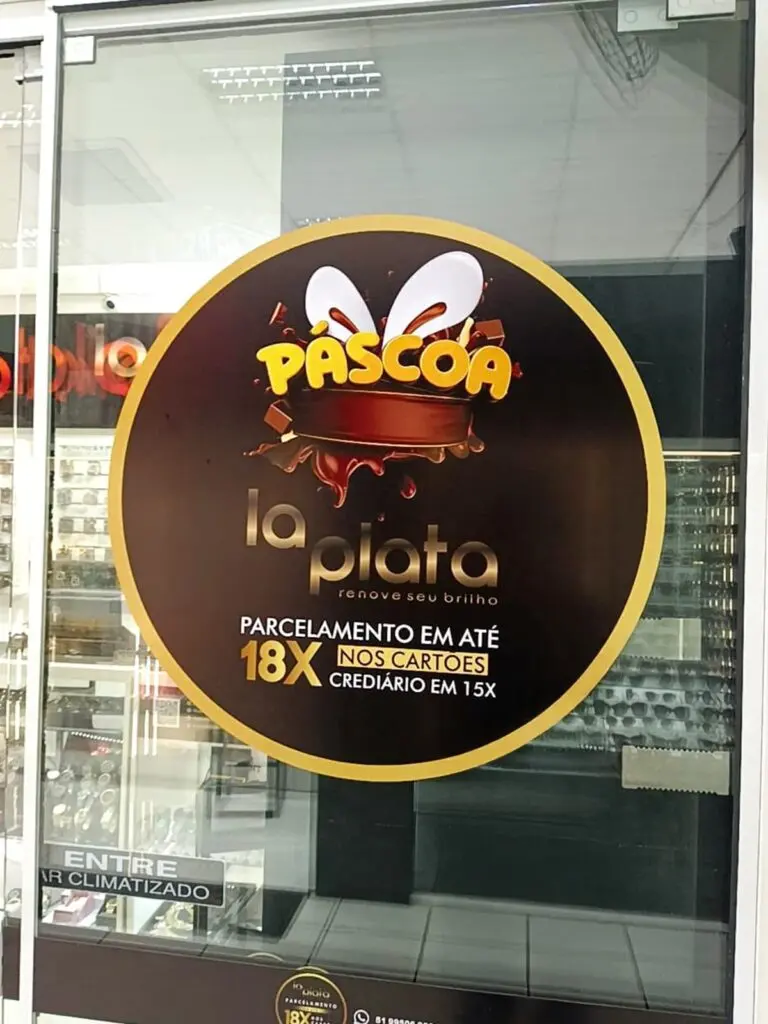 Adesivo circular recortado aplicado na vitrine da loja La Plata
