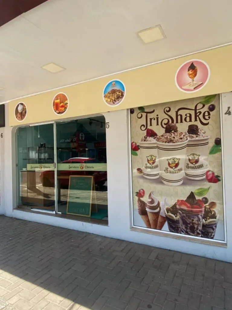 Adesivos de vitrine e comunicação de produtos na fachada da TriShake