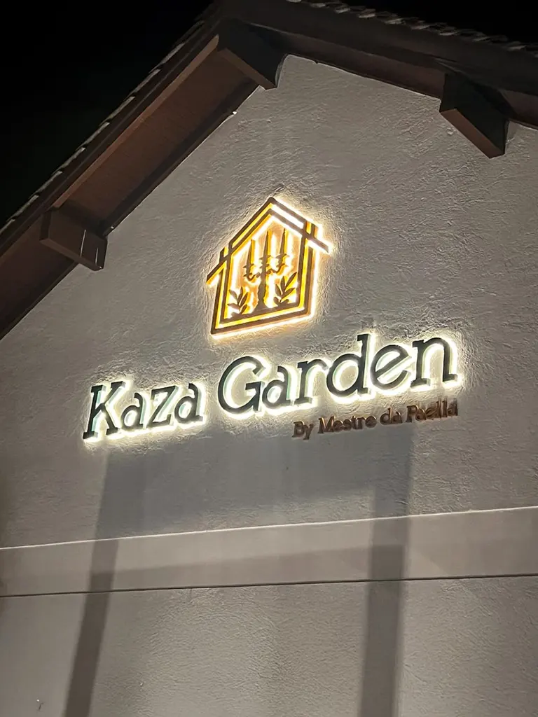 Letras caixa iluminadas do restaurante Kaza Garden