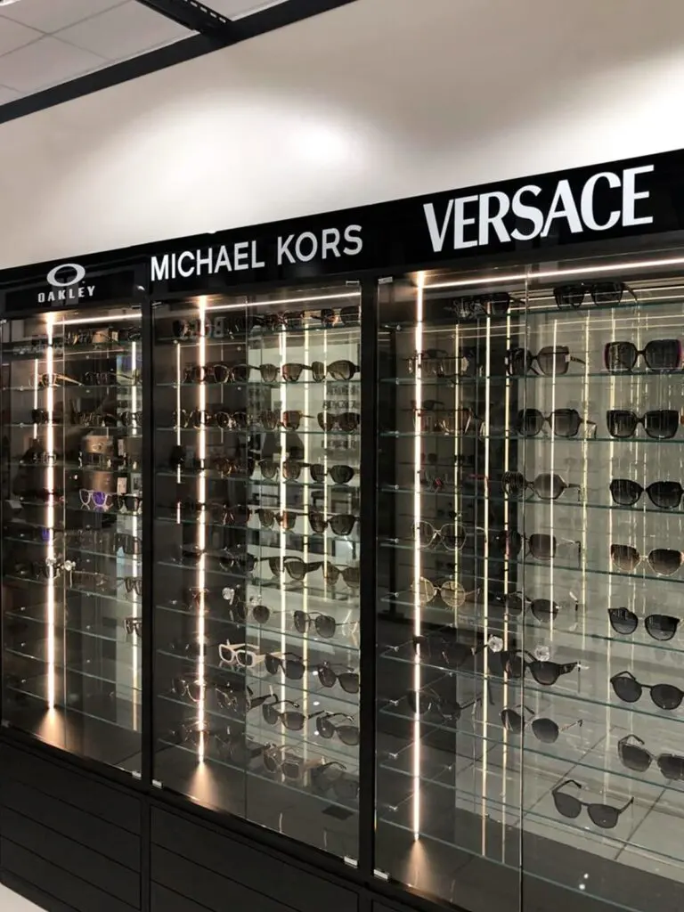 Mobiliário e comunicação interna de loja de óculos com marcas Oakley, Michael Kors e Versace