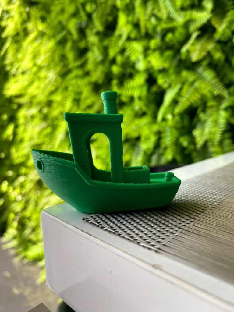 Protótipo de barco em impressão 3D verde