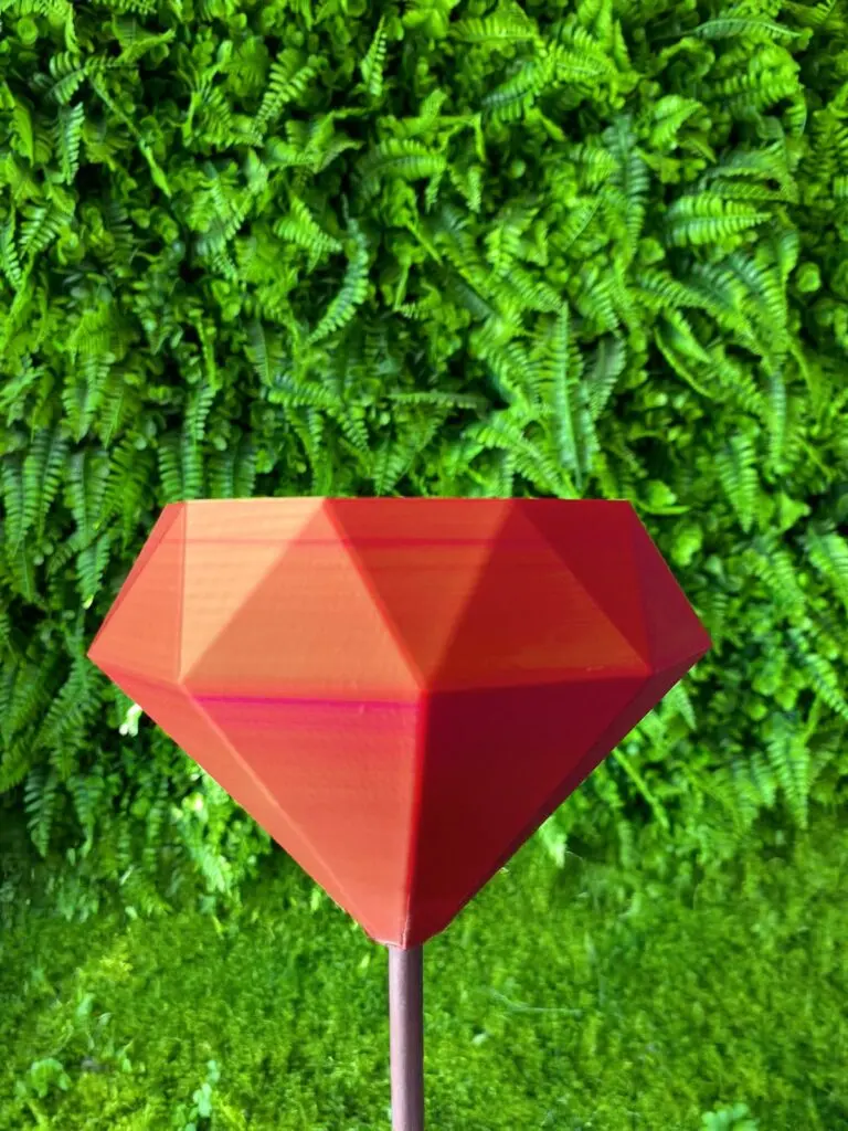 Peça geométrica em impressão 3D no formato de diamante
