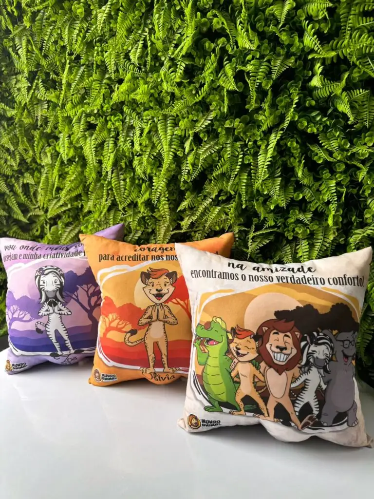 Almofadas com estampa sublimada dos personagens do Mundo Animal