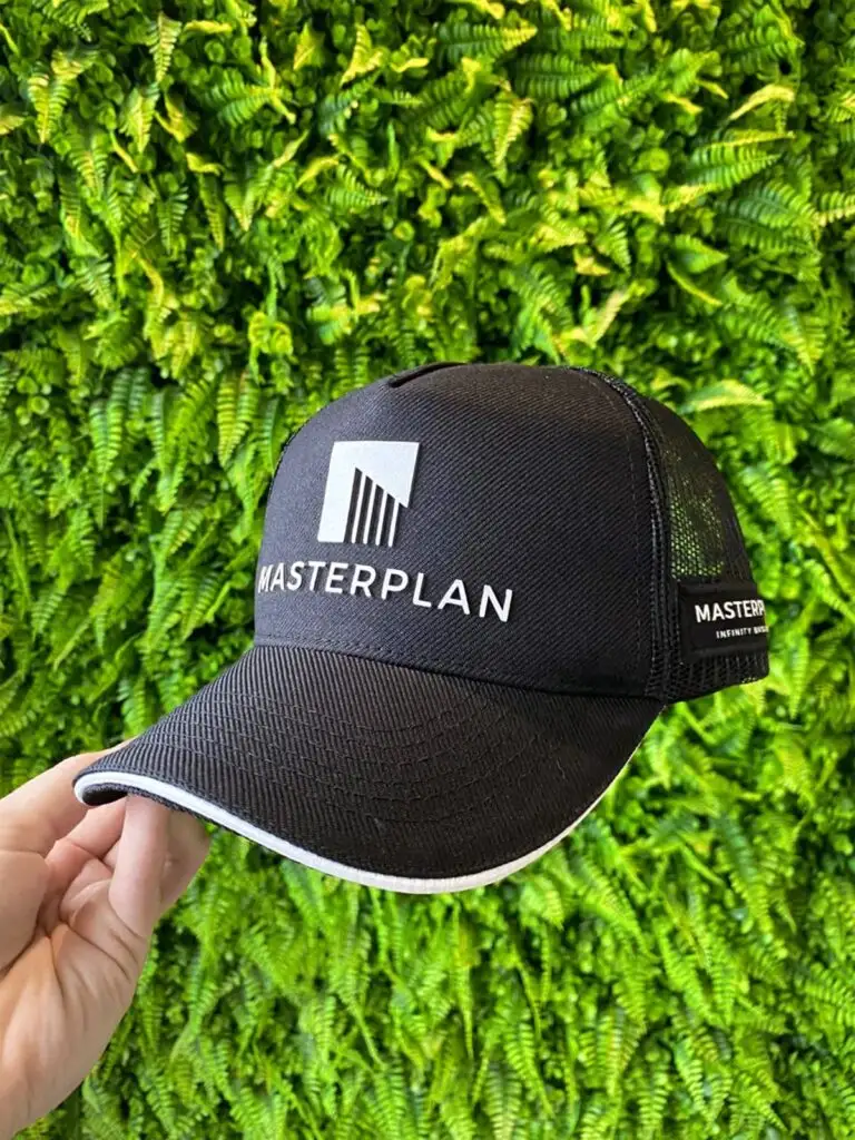 Boné trucker preto com logo bordado da Masterplan
