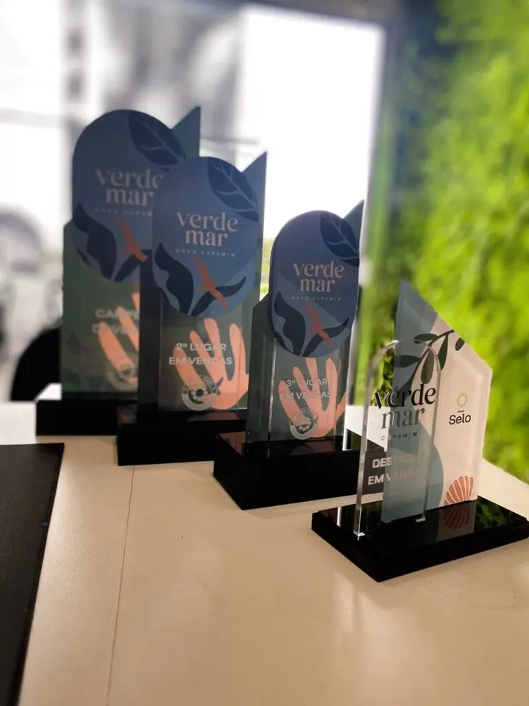 Conjunto de troféus em acrílico para campanha de vendas da Verde Mar